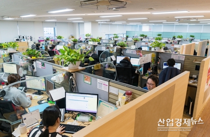 상담사들의 육체적 건강을 위해 공기정화, 습도조절, 피로회복, 전자파차단 효과를 내는 화분을 약 900여개 배치한 LG유플러스 고객센터 사무실 내부 모습.