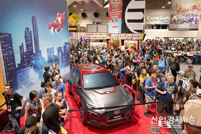 현대차는 19일(현지시간) 캘리포니아 샌디에고에서 열린 2018 코믹콘 개막식에서 글로벌 엔터테인먼트사 마블과 협업해 개발한 '코나 아이언맨 에디션'을 세계 최초로 선보였다. 사진 - 현대차