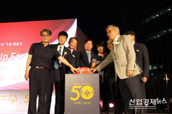 에프알엘코리아 홍성호 대표(좌측에서부터 두번째)를 비롯한 주요 내빈이 지난 7월 21일(토) 잠실 롯데월드몰에서 진행된 롯데월드타워 점등식에 참여하고 있다. 사진 - 유니클로