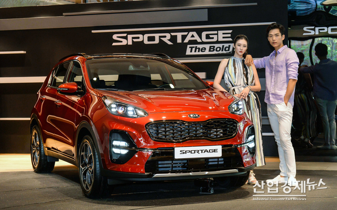 기아차는 24일 강남구 BEAT 360에서 스포티지 개선 모델 ‘스포티지 더 볼드’의 사진영상발표회를 갖고 본격적인 판매에 돌입했다고 밝혔다.