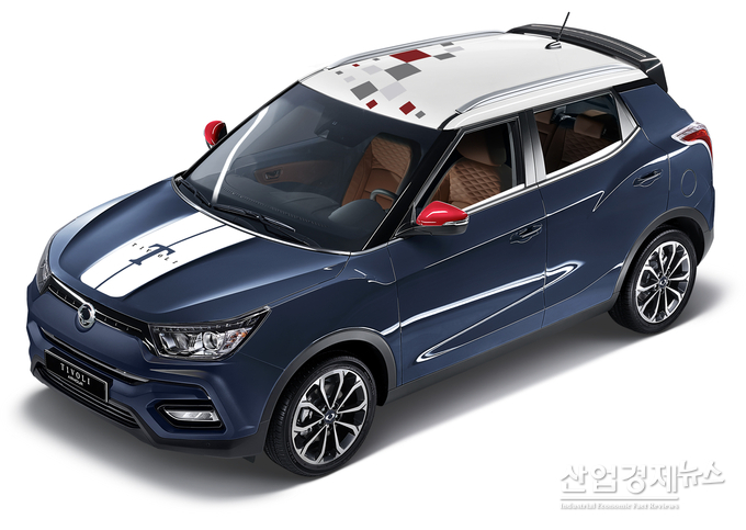 티볼리_아머_GearII_드라이빙_기어_Blue. 사진 = 쌍용차