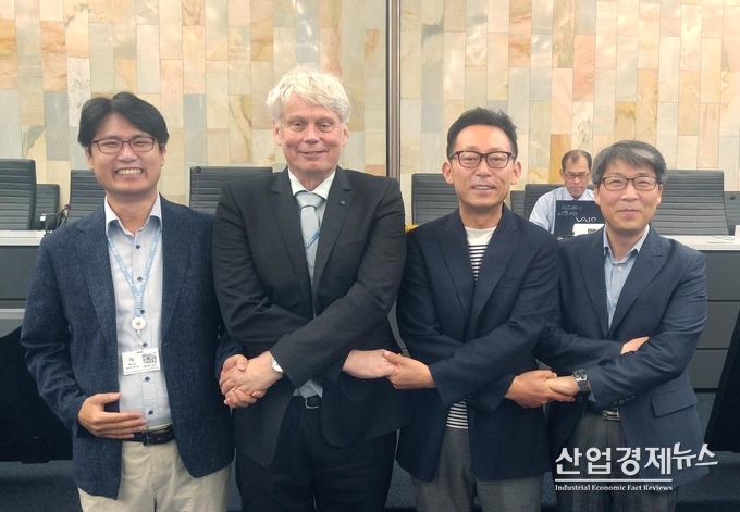 ITU 국제표준화 회의 참석자들. 왼쪽부터 LG유플러스 진재환 팀장(5G전송팀), ITU-T 13연구위원회 의장 레오 레흐만, KT 김형수 박사, 카이스트 이규명 교수