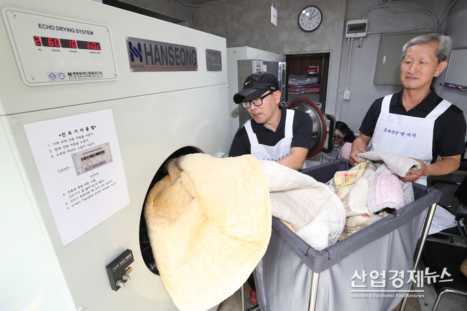 동자동 주민들의 자활을 돕기위한 '돌다리곳 빨래터'에서 주민들이 이불을 세탁하고 있다.