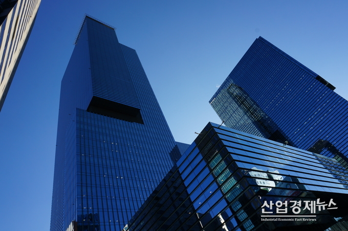 김동연 경제부총리와 이재용 삼성전자 부회장의 만남이 있은지 이틀 후 삼성전자는 대규모 투자와 채용 계획을 발표했다. 사진-강남 삼성타워. 박진경 기자