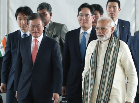지난달 9일, 인도 삼성스마트폰 공장 준공식에 참여한 문 대통령을 수행하는 이 부회장.
