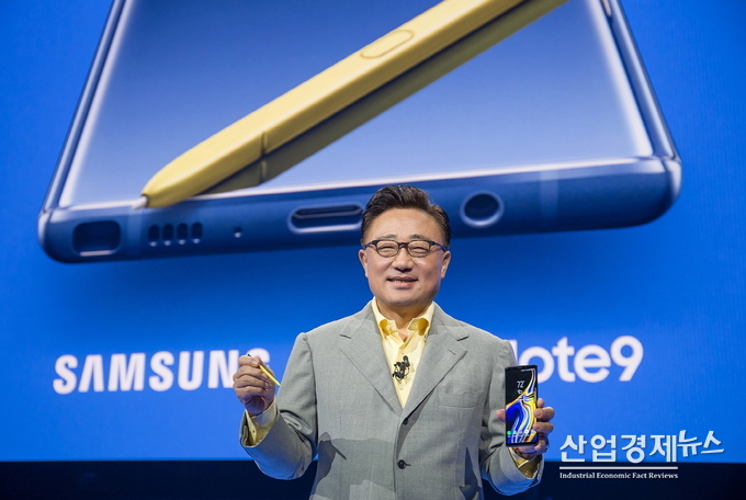 미국 뉴욕 바클레이스 센터에서 '삼성 갤럭시 언팩 2018' 행사를 이끌고 있는 삼성전자 IM부문장 고동진 사장