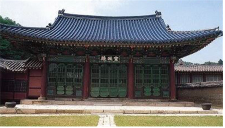 과거 인경궁에 있었던 광정전. 훗날 창덕궁으로 옮겨 선정전으로 사용됐다. 옛 인경궁 자리에 보물석함이 묻혀 있다는 이야기가 오늘날까지 전해진다.