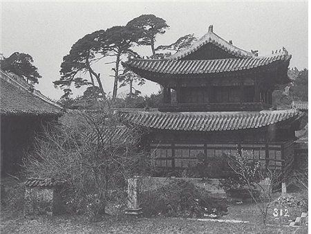 인경궁 홍정전. 창덕궁으로 옮겨 장광루로 사용되다 순조 때 화재로 불타고 현재의 것은 이후 복원된 것이다.