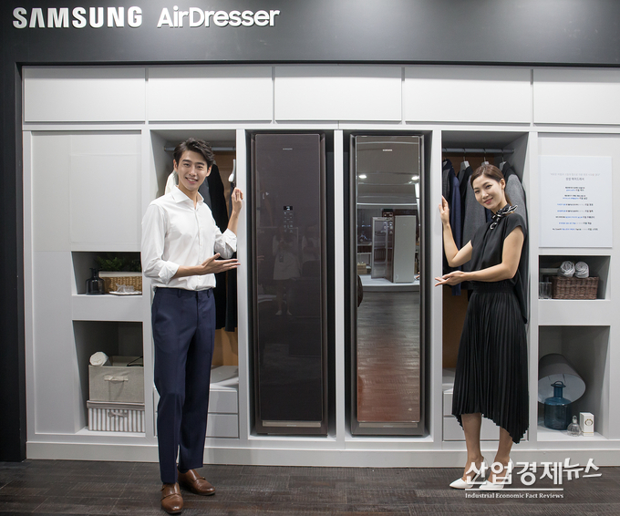 걸어 놓으면, 먼지·세균·냄새를 잡아주는 옷장이 출시됐다.