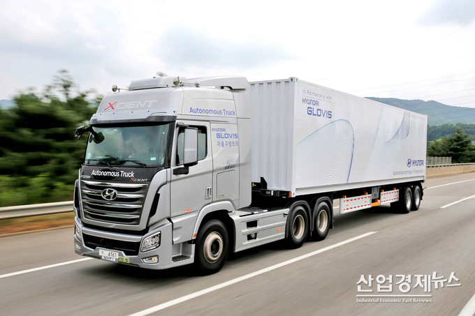운송용 대형 트레일러 현대차 엑시언트가 자율주행으로 의왕-인천간 약 40km 구간 고속도로를 자율주행하고 있다. 사진 = 현대차