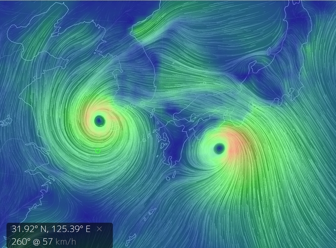 23일 오후 5시 현재 태풍 솔릭(왼쪽)과 시마론(오른쪽)의 위치