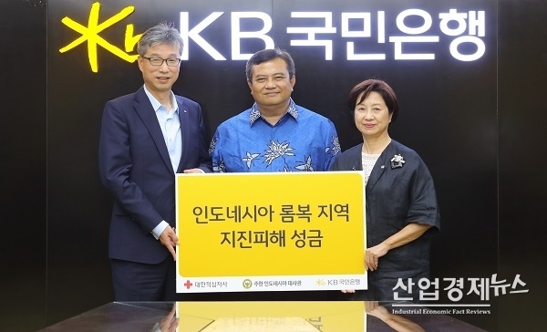 왼쪽부터 허인 KB국민은행장, 한범덕 청주시장, 김수연 작은도서관만드는사람들 대표. 사진 = KB