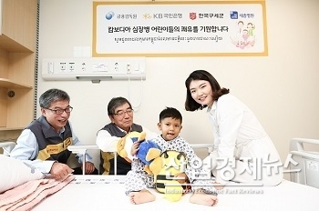 (왼쪽부터) 허인 KB국민은행장, 윤석헌 금융감독원장, 심석희 KB금융그룹 후원선수(오른쪽 첫 번째) 사진 = KB