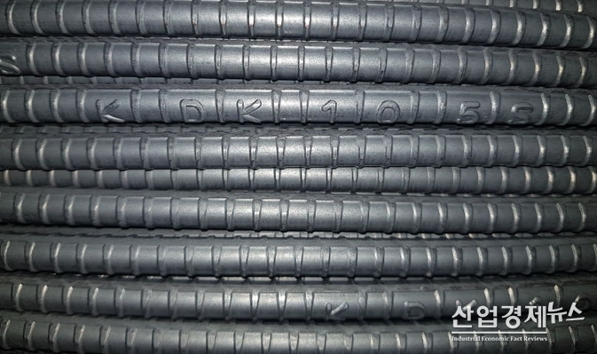 동국제강이 새로 개발해서 건설현장에 적용한 내진용 코일철근