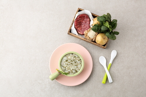 ‘베이비본’ 한우시금치감자죽 연출 컷...순수본㈜ 제공