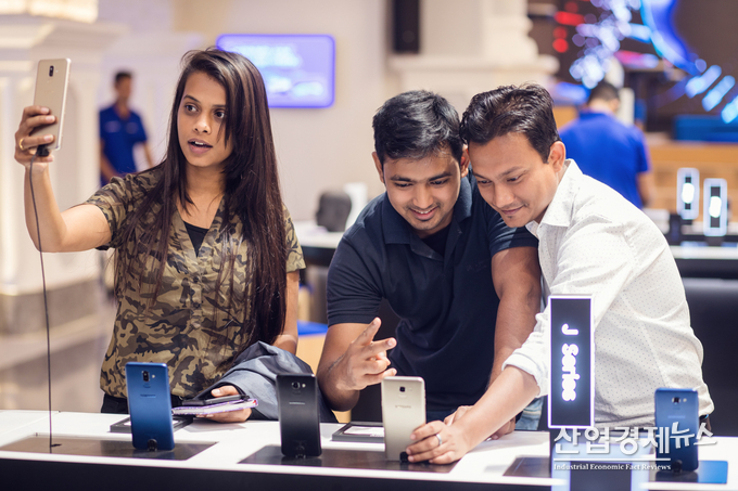 삼성 오페라하우스에서 인도 고객이 삼성 모바일을 체험하고 있다.