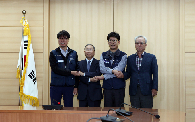 사진 왼쪽부터 금속노조 쌍용차 김득중 지부장, 쌍용차 최종식 대표이사, 쌍용차 홍봉석 노조위원장, 대통령 직속 경제사회노동위원회 문성현 위원장. 사진 = 쌍용차