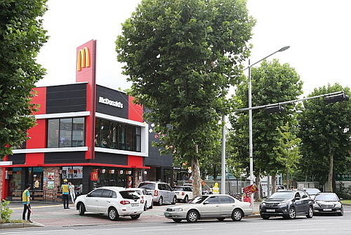 지난 15일 맥드라이브 데이 행사를 맞아 맥도날드 송파 잠실DT점에 방문한 차량이 길게 줄을 서있다...사진 출처 맥도날드