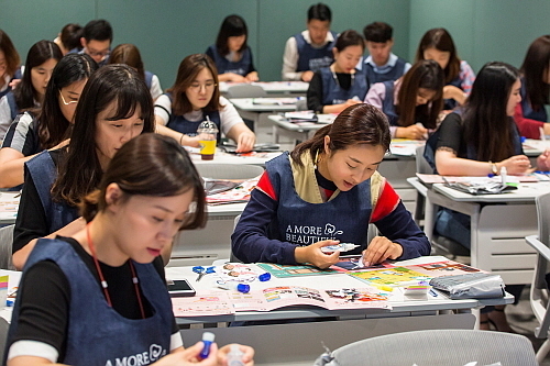 2018년 9월 A MORE Beautiful Day 행사에서 드림걸즈의 동화책 만들기 모습...아모레퍼시픽 제공