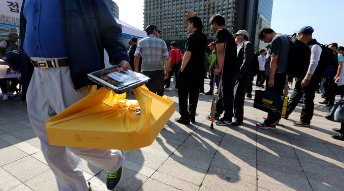 경기침체로 추석에 대한 걱정이 많은 납품업체와 어려운 이웃을 위해 대기업들이 대금조기지급, 귀향비, 선물지급 등을 계획하고 있다.