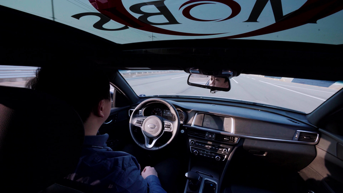 회사 연구원이 레이더 등 자율주행 센서가 장착된 자율주행 테스트카에 탑승해 시험 운전하고 있다. 사진 = 현대모비스