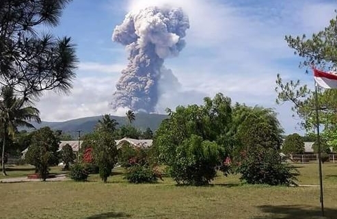 지진과 쓰나미로 큰 피해를 입은 인도네시아 술라웨이섬에 화산이 분화해 우려가 커지고 있다.