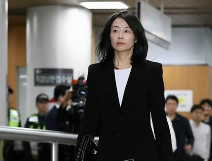 조윤선 전 청와대 정무수석이 법원으로 들어서고 있다. 조 전 수석은 집행이 유예됐다.