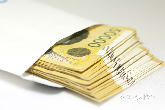 지난 1년간 저소득층의 소득이 감소하는 동안 고소득층의 소득은 증가하고 있는 것으로 조사됐다.