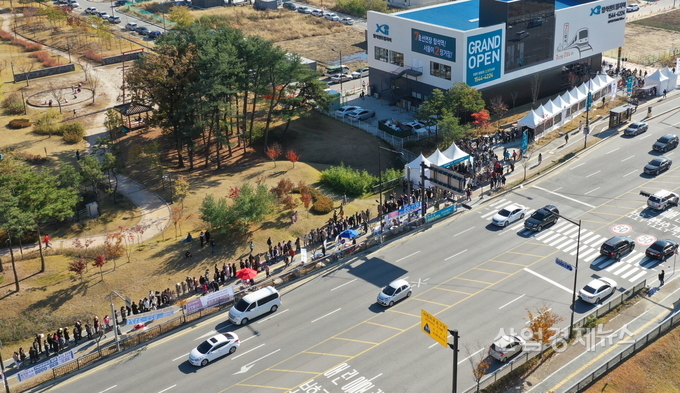 분양 단계에서 국공립 어린이집 유치를 확정한 GS건설 '탑석 센트럴자이' 견본주택 밖으로 입장을 위한 대기행렬이 늘어서 있다.