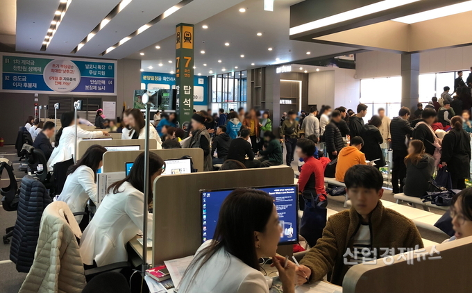 탑석 센트럴자이를 방문한 고객들이 분양상담을 받고 있다.