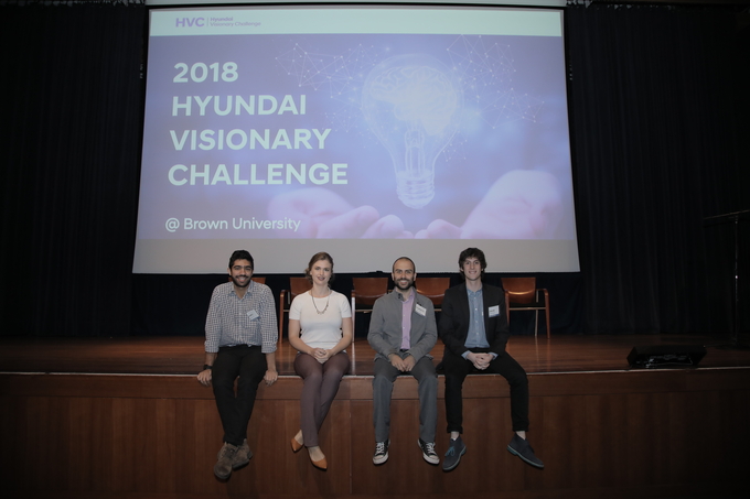 (왼쪽부터) 아릿 아후자, 브리타니 벡스터, 알베르토 보르토, 데이비드 휘트니, 등 ‘현대 비저너리 챌린지 2018’ 수상팀 대표들이 기념 촬영을 하고 있다. 사진 = 현대차그룹