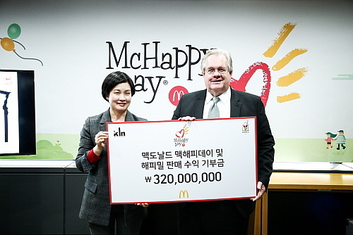 한국맥도날드 조주연 사장(왼쪽)과 한국RMHC 제프리 존스 회장(오른쪽)의 기념 촬영 컷...맥도날드 제공
