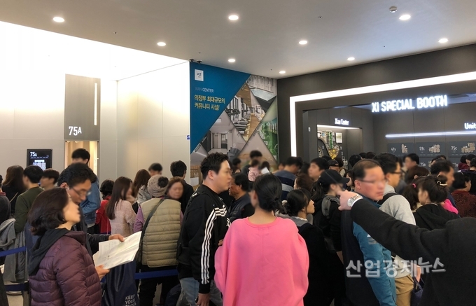 GS건설이 지난달 분양한 '탑석센트럴자이' 견본주택 모습