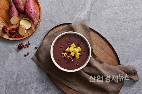 본죽&비빔밥 카페 '동지팥죽’ 연출 컷...회사 제공