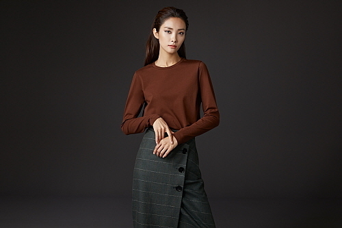 베스트 브랜드로 선정된 ‘J BY’ 착용 모델 컷...현대홈쇼핑 제공