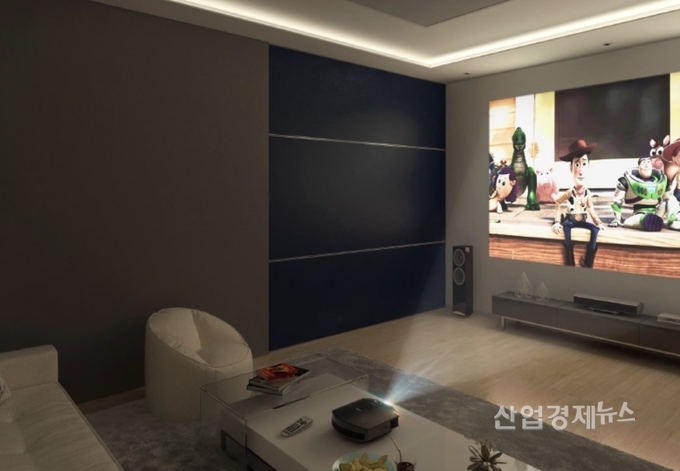 H 월을 닫았을 때, 거실 가족영화관으로 변신