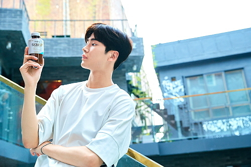 로운의 아카페라 사이즈업 라떼 모델 컷...빙그레 제공