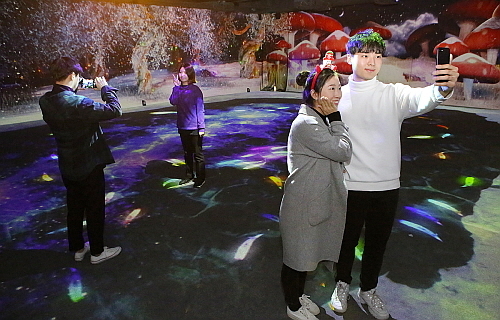 VR스테이션 미디어아트에서 고객들이 기념 사진을 찍고 있는 모습...현대IT&E 제공