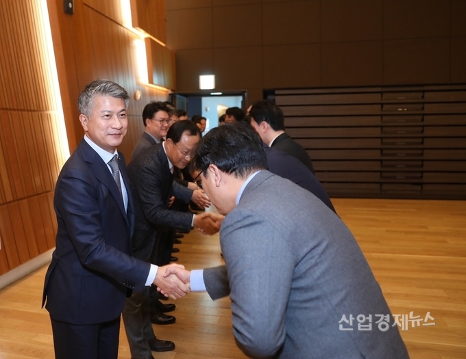동국제강 장세욱 부회장이 시무식 후 임직원들과 악수를 나누고 있다.