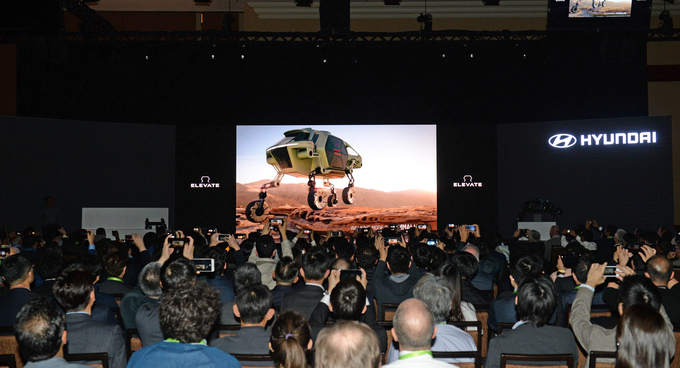 현대크래들 존서 상무가 엘리베이트 콘셉트카의 축소형 프로토타입 모델을 소개하고 있다. 사진 = 현대차