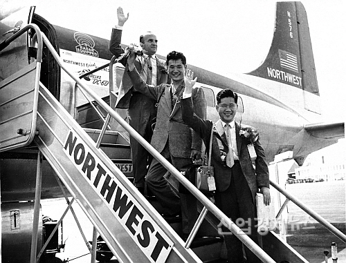 유럽시찰에 나서기 위해 비행기에 오르는 고 서성환 선대 회장 일행 모습...아모레퍼시픽 제공