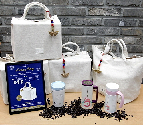 2019 스타벅스 럭키백 연출 컷