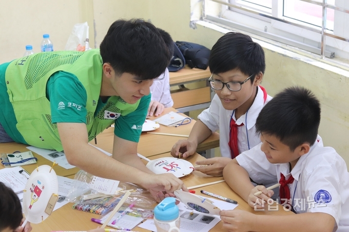 H-CONTECH 교육봉사 장면