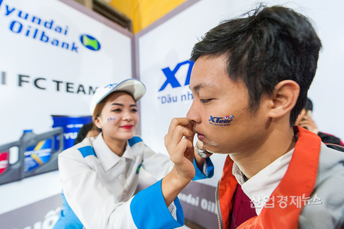 2017년 열린 울산현대와 베트남 올림픽팀 간 친선경기를 앞두고 현대오일뱅크가 베트남 고객에게 XTeer이벤트행사를 펼치고 있다. 사진=현대오일뱅크 제공