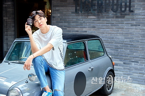 로운의 아카페라 사이즈업 라떼 모델 컷...빙그레 제공