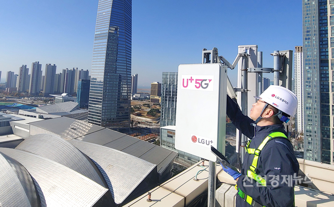 LG유플러스 협력사 직원이 통신장비를 점검하고 있다. LG유플러스는 이번 설을 맞아 협력사들의 풍요로운 설을 기원하며 납품대금을 조기 현금 지급했다.