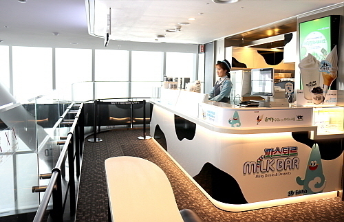 잠실 119층 밀크바 서울 스카이점 내부 전경...롯데푸드 파스퇴르 제공