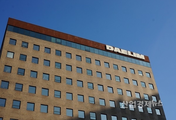 신년사에서 '현금 창출'을 선언한 대림산업이 역대 최고 이익을 내며 순차입금을 90% 줄이는 내실있는 경영성과를 냈다. 사진=박진경 기자