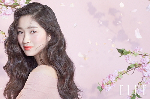 배우 김혜윤 왕벚꽃 화보 컷...이니스프리 제공