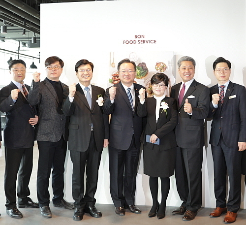 본푸드서비스 행안부 개청식 현장 이미지 (우측부터 본푸드서비스 김상년 실장, 본푸드서비스 강환영 부문장, 행복도시건설청 김진숙 청장, 행정안전부 김부겸 장관, 이춘희 세종시장 외 2인)